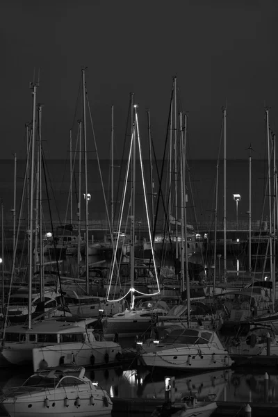 Yachts de luxe dans la marina au coucher du soleil — Photo