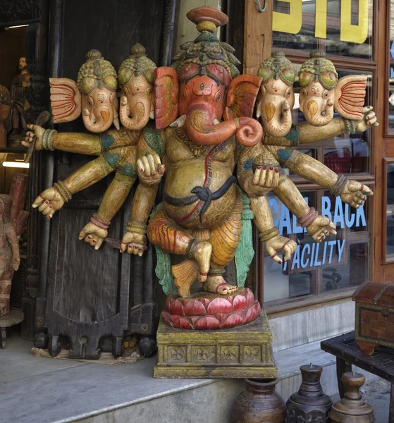 Yerel bir mağaza Satılık ahşap hindu ganesh Tanrı heykeli — Stok fotoğraf