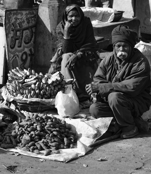 Pareja india vendiendo plátanos en un mercado local —  Fotos de Stock