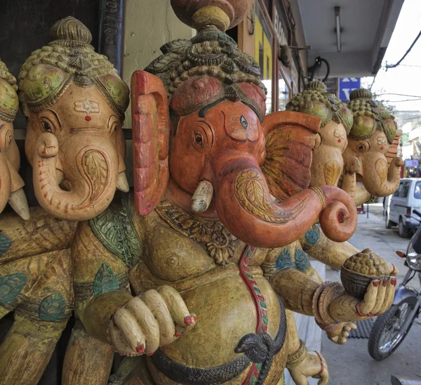 Fából készült hindu ganesh Isten szobra eladó egy helyi üzletben — Stock Fotó