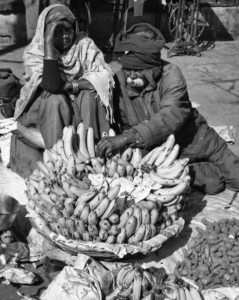 Индийский торговец бананами на местном рынке — стоковое фото