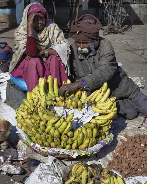 Ινδική άνθρωπος που πουλάει μπανάνες σε μια τοπική αγορά — Φωτογραφία Αρχείου