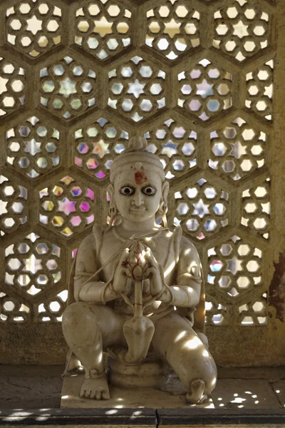 Alte hinduistische religiöse Statue in einem Straßenaltair — Stockfoto