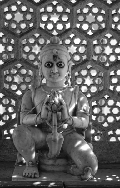 Ancienne statue religieuse hindoue dans un altair de rue — Photo