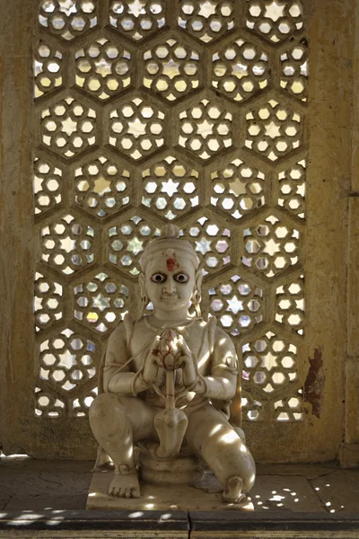 Gamla hinduiska religiösa staty i en gatan altair — Stockfoto