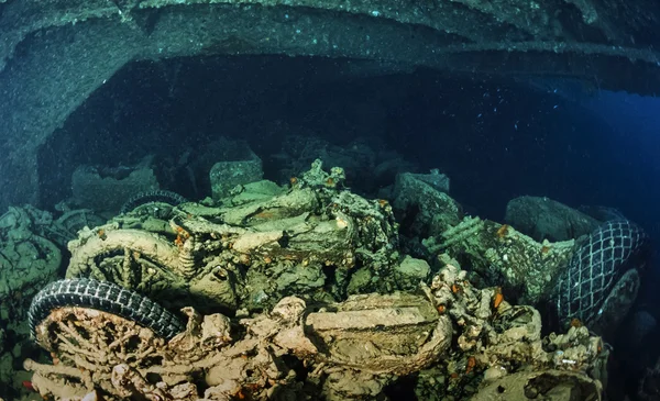 Gamla motorcyklar i lastrummet sunken ship — Stockfoto