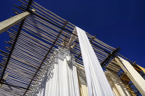 Indianer hängen Baumwollkleidung zum Trocknen unter der Sonne auf — Stockfoto