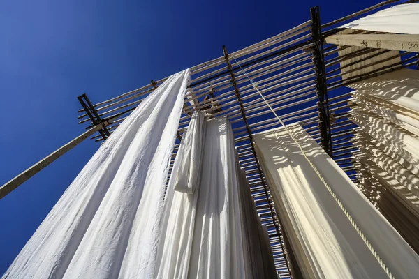 Indian man hanging cotton clothes to dry under the sun — Stock Photo, Image