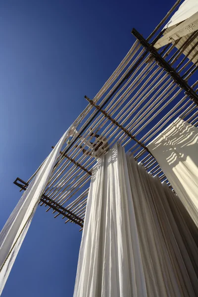 Indian man hanging cotton clothes to dry under the sun — Stock Photo, Image