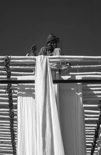 Indian man hanging cotton clothes to dry under the sun — Stock Photo, Image