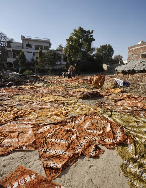 Painted cotton cloths spread out to dry under the sun — Stock Photo, Image
