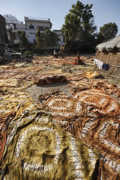Tissus de coton peints étalés pour sécher sous le soleil — Photo