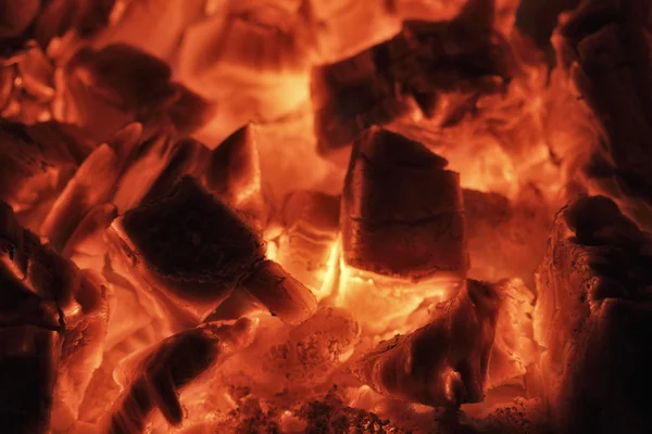 La quema de madera en una chimenea — Foto de Stock