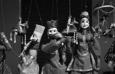 Yerel bir pazarda Satılık Hint ahşap kuklalar