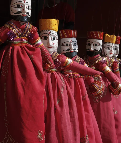 Indiase houten marionetten te koop in een lokale markt — Stockfoto