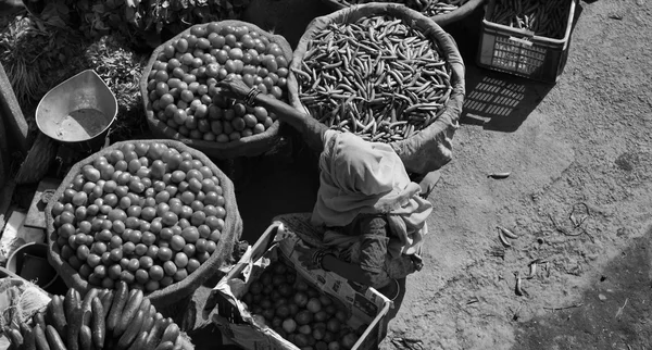 Indisk kvinna säljer grönsaker på en lokal marknad — Stockfoto