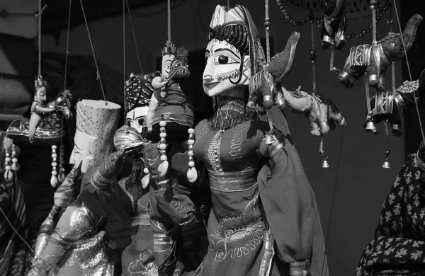 Индийские деревянные куклы для продажи на местном рынке — стоковое фото