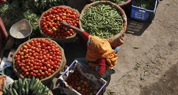 Indická žena prodej zeleniny na místním trhu — Stock fotografie