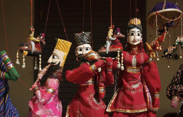 Marionetas de madera indias en venta en un mercado local —  Fotos de Stock