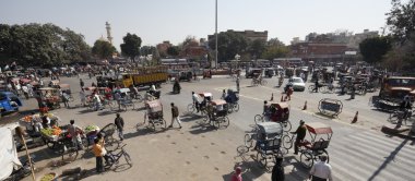 Merkezi şehir meydanında trafik