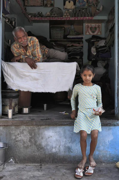 Homme indien avec son petit-enfant — Photo