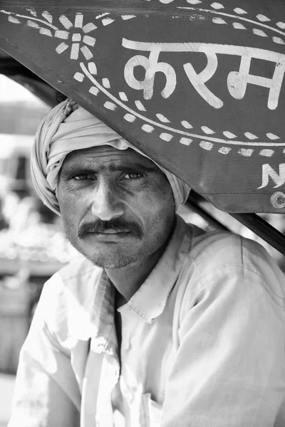 Tuk driver indiano tuk — Foto Stock