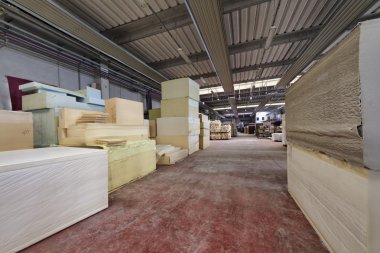 Köpük kauçuk şekilleri sünger fabrikasında