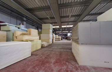 Köpük kauçuk şekilleri sünger fabrikasında