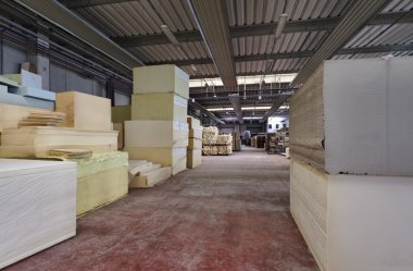 Köpük kauçuk şekilleri sünger fabrikasında