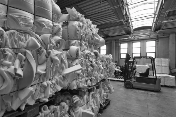 Formas de borracha de espuma em uma fábrica de borracha de espuma — Fotografia de Stock