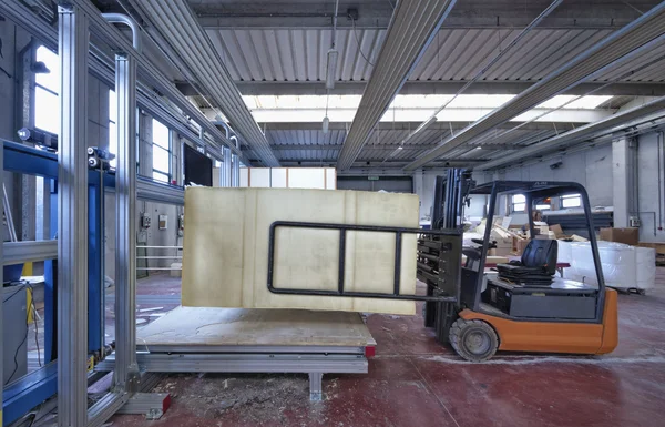 Schuimrubber vorm klaar om te worden gesneden in een fabriek schuimrubber — Stockfoto