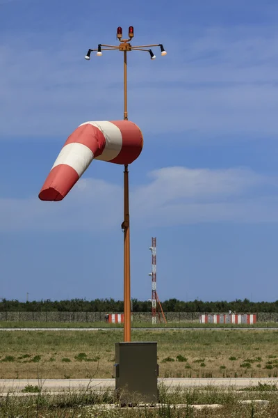 Vindstruten nära landningsbana — Stockfoto