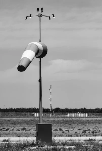 Windsack in der Nähe der Landebahn — Stockfoto