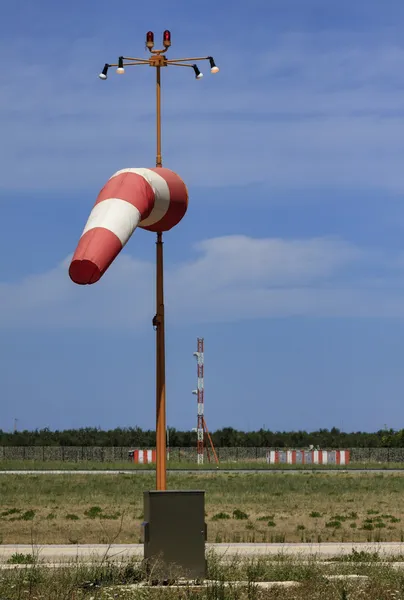 Windsock cerca de la pista de aterrizaje — Foto de Stock