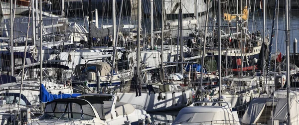 Vista de yates de lujo en el puerto deportivo — Foto de Stock