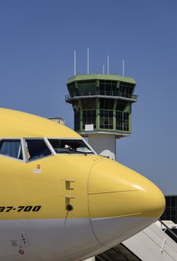 uçak ve kontrol kulesi