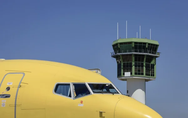 Airplane and Control Tower — Stock Photo, Image