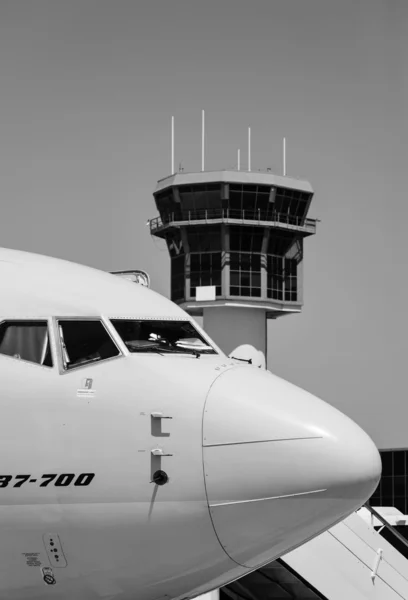 Самолет и диспетчерская вышка — стоковое фото