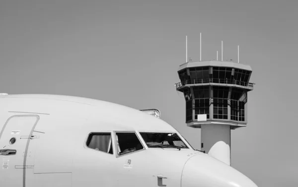 Flugzeug und Kontrollturm — Stockfoto