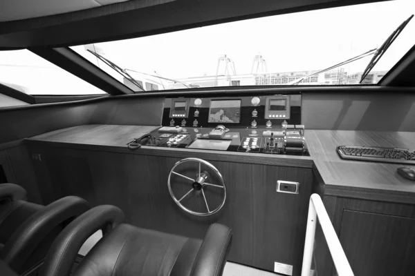 Dinette, driving consolle at Tecnomar Velvet 83 luxury yacht — Stock Photo, Image