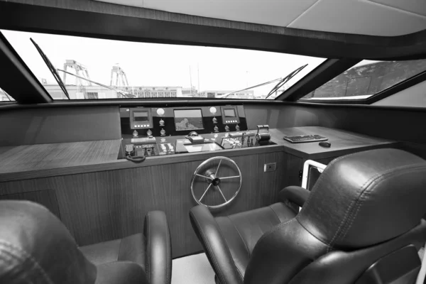 Dinette, console de conduite au yacht de luxe Tecnomar Velvet 83 — Photo