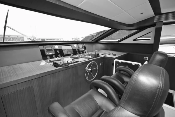 Dinette, guida consolle al Tecnomar Velvet 83 yacht di lusso — Foto Stock