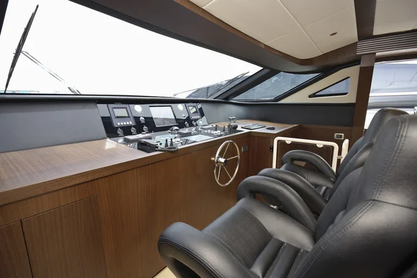 Dinette, driving consolle at Tecnomar Velvet 83 luxury yacht — Stock Photo, Image