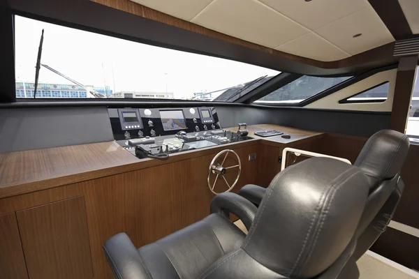 Dinette, driving consolle at Tecnomar Velvet 83 luxury yacht — Stock Photo, Image