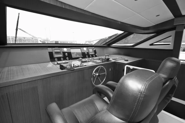 餐桌椅，在 tecnomar 天鹅绒 83 豪华游艇驾驶 consolle — 图库照片