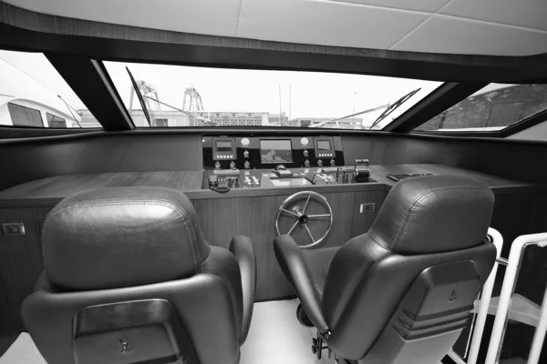 Dinette, console de conduite au yacht de luxe Tecnomar Velvet 83 — Photo