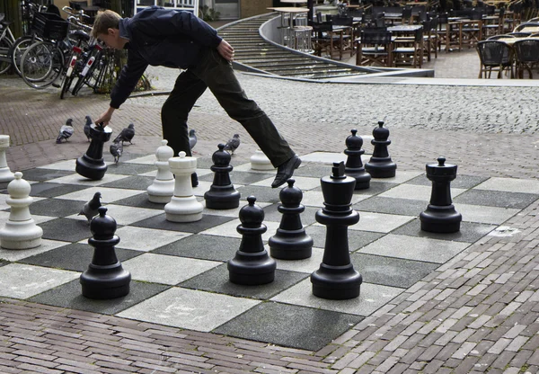 Man playing chess — Stock Photo, Image