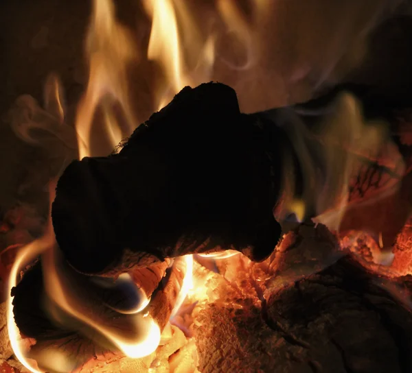 Brûler du bois dans une cheminée — Photo