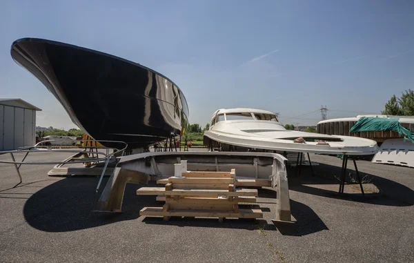 Luxusjacht im Bau in einer Werft — Stockfoto