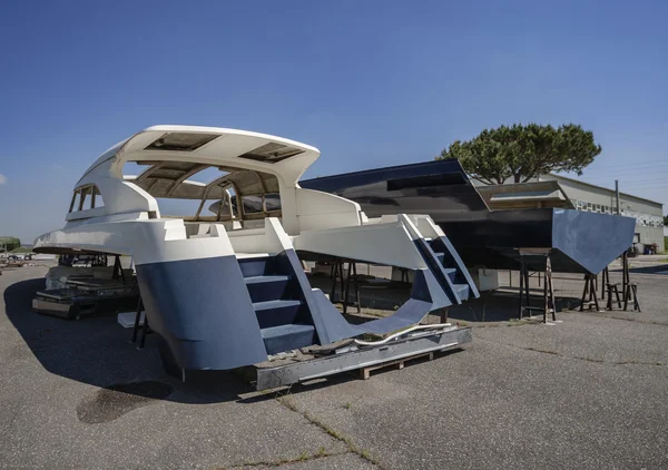 Luxury yacht under construction in a boatyard — Stock Photo, Image